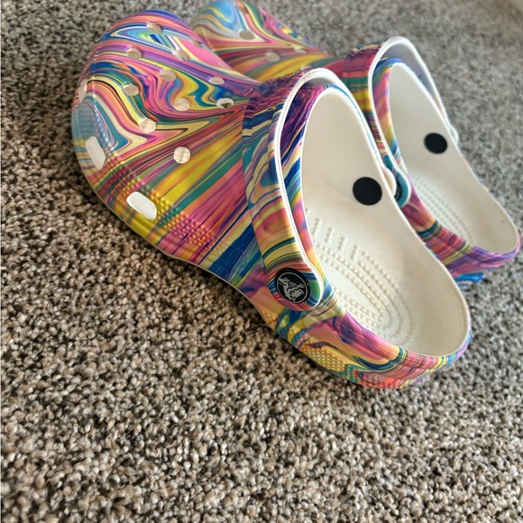 CROCS Women’s Swirl Pattern Slippers - Picture 3 of 4